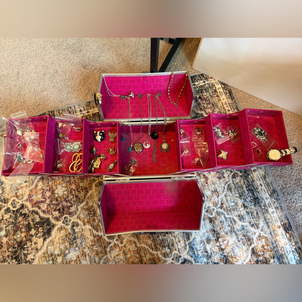 Caboodles vintage makeup/ jewelry box with jewelry